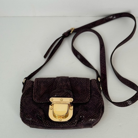 Michael Kors Charlton Crossbody Bag Purple Leather Snake Texture Gold - Picture 1 of 14
